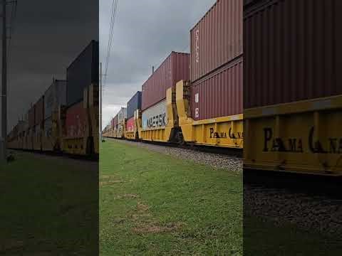 EMD SD60-2 Numerada:1872 y EMD F40PH Numerada: 1860 la intro saludando camiones