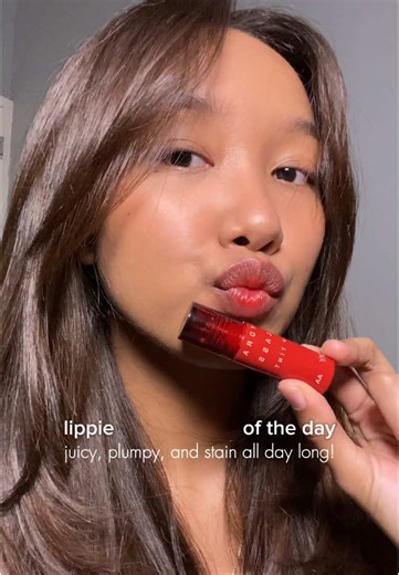 liptint of the day 🍎! not only it has a pretty color but it’s also hydrating and stay all #PIXYHydraGlassLipTint #JuicyPlumpyYummy