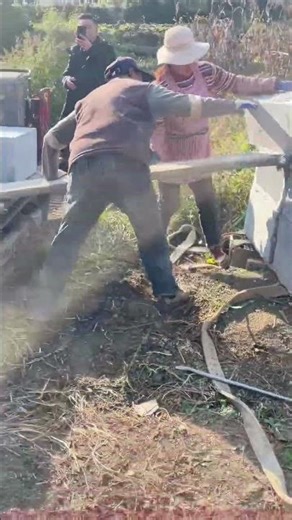 The Secret to Moving a 400-lb Stone! Watch How They Use Smart Tricks to Save Effort