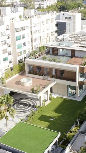 Large masses and voids, double heights and sculpted volumes with fine details and curated art pieces create luxurious spaces… what a gorgeous home to live in! @zzarchitects @krupa.zubin #luxuryhomes #luxury #luxurydesign #architecturedesign #interiors #luxuryinteriors #bespokehomes #privatehome #design #facadedesign #livingroomdesign #livingroom #art #styling #interiorstyling #artwork #artpiece #doubleheight #volumes #architecture #interiordesigner #indore #india #zzhomes #zzarchitects | ZZ Arch