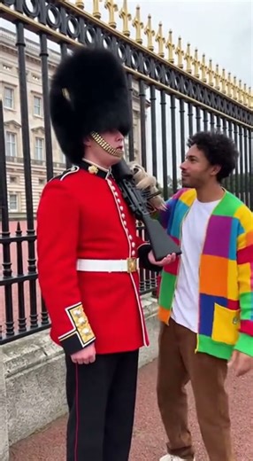 😂💂‍♂️👏 He Finally Made the Royal Guard Laugh