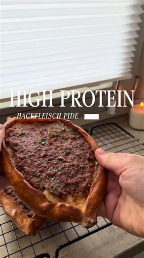High Protein Dinkel Pide mit Hackfleisch gesund, sättigend & perfekt für Meal Prep 💪🔥 Wenn du Pide liebst, aber es „besser“ machen willst → hier ist deine Protein-Version 👇 Zutaten (4 Stück): 🌾 Teig: • 200 g Dinkelmehl (Typ 630) • 120–130 g Skyr / Magerquark • 1 Ei • 1 TL Backpulver • ½ TL Salz 🥩 Füllung: • 400 g mageres Hackfleisch • 1 Zwiebel • 1 Paprika (optional) • 2 Tomaten oder stückige Tomaten • 1 EL Tomatenmark • Petersilie • Salz, Pfeffer, Paprika, Kreuzkümmel Zubereitung: 1️⃣ Teig
