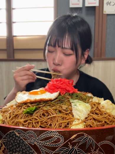 巨大焼きそばチャレンジ：海老原まよい惨敗？