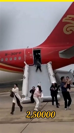 How does the emergency slide of an airplane open?✈️ #shortvideo