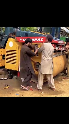 Leveling the vibratory roller drum of a non-precise compactor | Facepedia