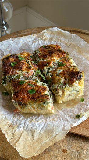 Berenice Guinaldo on Instagram: "51g of protein breakfast bake, with only 386 calories!! The protein-to-calorie ratio in this sausage, egg & cheese bake is insane, and it keeps you full for HOURS. If you struggle to hit your protein goals, this is your sign to front-load your protein at breakfast. Breakfast is the easiest meal to pack extra protein into since it’s so versatile and this recipe does just that. Makes 2 servings (Macros for 1 serving, half of the bake) Calories: 386 | Protein: 51g |