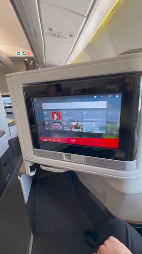 É muito melhor usar o Google Maps pra ver a rota onde você está no mapa do que até lá da central do avião. Aliás alguns aviões não tem central multimídia pra você ver onde você está. Então você pode também usar isso Pra se localizar no mapa.✅ #tecnologia #inovação #futuro #gadgets #jornadatop #jornadapro #viagem #turismo #dicas #amoviajar #google #vocesabia #destinos #europa #aviao #passagem #praia #turismo #jornadatop #jornadapro #dicas #dicasetruques | Jornada Top