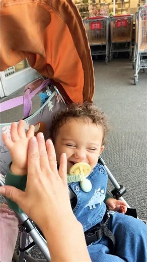 River having a giving giving mommy high fives 🖐🏼