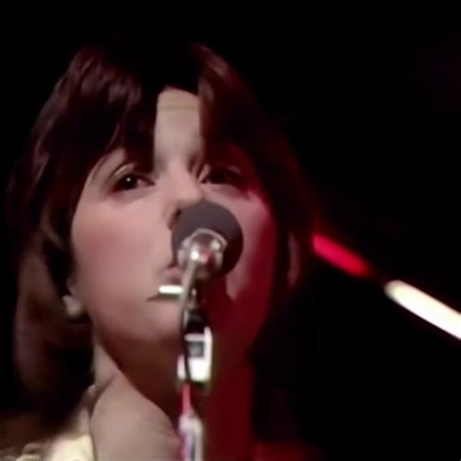 📺 'Top of the Pops' Thursday 17 February 1977 - BBC1: 19:10 Suzi Quatro ~ Tear Me Apart (New) Not top-notch Suzi here by any means, but she still effects a no-nonsense attitude over a production that harks back to those great early Eddie Cochran singles for inspiration. | Bernie Briffa