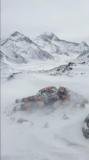 A Climber's Final Resting Place ‪@EchoesofEverest‬ #viralvideo #everest #youtubeshorts #viralshorts