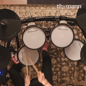 Démo de la Millenium MPS-750 E-Drum Mesh Set, le kit idéal pour débuter la batterie électronique ! La vidéo complète sur notre chaîne → tho.mn/thoyt | Thomann