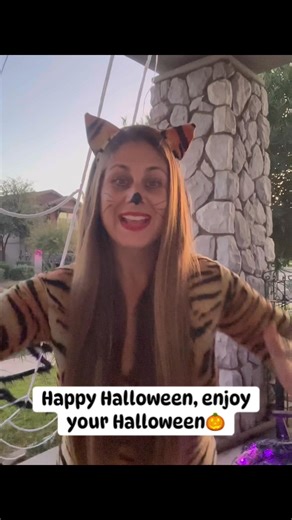 Happy Halloween🎃 #deaf #ASL #halloween2025 #halloweencostume #perfectweather | Tara Giambalvo