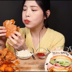 Hello everyone ! This is Boki🤗 Today, I ordered Spicy Chicken Burger, Incredible Burger, Fried Chicken Leg, Garlic Chicken, Chipao Rice Cake Gangjeong, Cheese Stick, French Fries, Corn Salad, and coleslaw! The hamburger had thick chicken and spicy sauce, so it was not greasy and really delicious👍🏻 The crispy fried chicken was the best, I liked it because it was juicy and moist inside🍗✨ Each of the two kinds of hamburgers had different charms, and it was fun to eat them together with various 