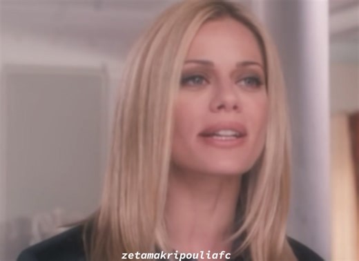 Η ερμηνεία της Ζέτας ως Τζένη στην ταινία Ζητείται Ψεύτης είναι πραγματικά πολύ συγκινητική και γεμάτη ζεστασιά. Με τη φυσικότητα, τη γλυκύτητα και την αλήθεια που τη χαρακτηρίζουν, καταφέρνει να δώσει στον χαρακτήρα μια ιδιαίτερη τρυφερότητα που αγγίζει την καρδιά του θεατή. Η Τζένη δεν είναι απλώς ένας ρόλος, αλλά μια φωτεινή και ευαίσθητη ψυχή που εκπέμπει καλοσύνη και αγνότητα. Σε κάθε της σκηνή νιώθεις το συναίσθημα και την αλήθεια που μεταφέρει, κάνοντας τον χαρακτήρα τόσο ανθρώπινο και αγ