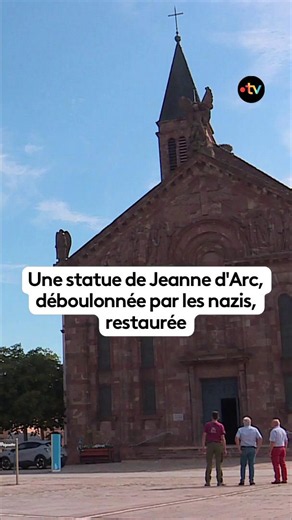 À Wittelsheim, dans le Haut-Rhin, une réparation de l'Histoire est en cours dans l'atelier du tailleur de pierre. Une statue de Jeanne d'Arc déboulonnée par les nazis va bientôt retrouver le fronton de l'église. Une réparation possible grâce à un pied d'origine conservé, par coup de chance. #patrimoine #JeannedArc #histoire #statue