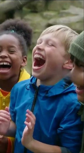 Macaque makes funny faces in the children's zoo "Chaos"!
