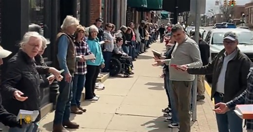 A moving bookstore finds helping hands (hundreds of them)