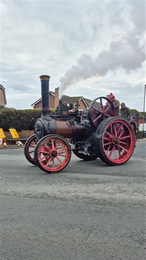 2 traction engines steaming through Wootton Bridge (18/01/26)