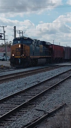 CSX M604 departs Winston yard and Passes Wabash Ave in Lakeland #railfan #train ##es44ac #csxrails