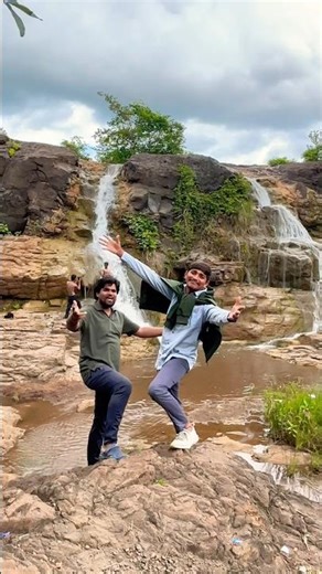 Tujhe dekha… shah Rukh Khan signature step ￼