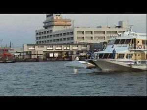 ドックに入るジェットフォイル（佐渡汽船）