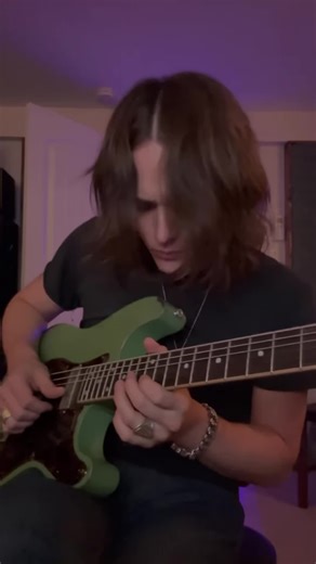 Tyler Bryant demoing the Analog Pedals - Chris Robertson Signature Series Dos Fuzz.