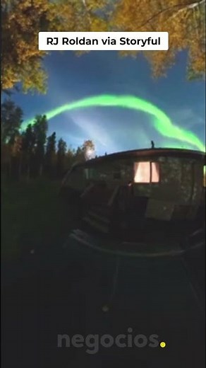 Una aurora boreal danza sobre una casa en Manitoba y crea una escena espectacular