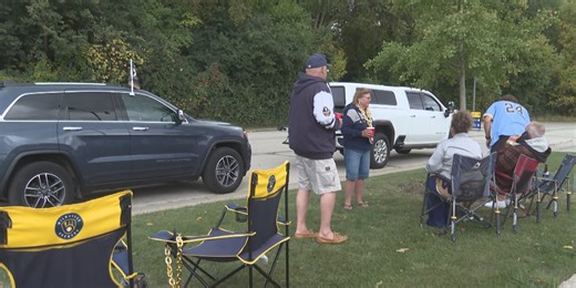 Brewers fans line up hours early for Game 2 tailgating