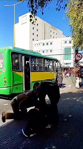 #rtvvisionnoticias 🔴 CARABINEROS DETIENE A MUJER QUE VENDÍA DROGA EN PLENO CENTRO DE PUERTO MONTT Una mujer es detenida frente al terminal de buses en Puerto Montt, tras ser sorprendida vendiendo droga entre otras cosas. La detención se llevó acabo gracias a Carabineros y personas que transitaban por el lugar quienes colaboraron con los funcionarios. Edit: @jey_man_vision | RTV Vision Noticias