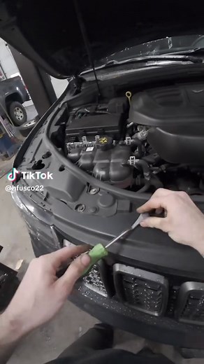 Removing the Radiator of a Jeep Grand Cherokee