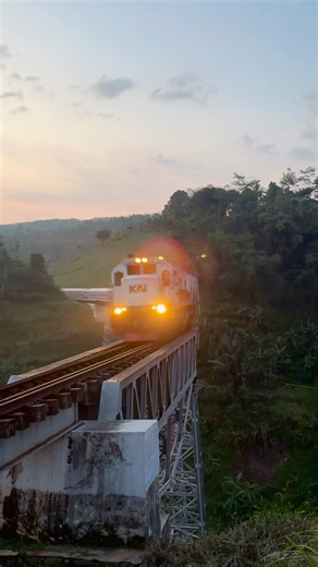 #Kai #railway #train #locomotive #keretaapi #keretaapiindonesia #videokeretaapi #senja Ahmad Lukman Nulhakim Harry Riew Sys Wanto | Rizal Abdul Hakim Nirman