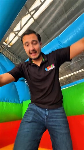 Le fabricamos un inflable gigante con colores brillantes, alberca desmontable y 4 palmeras decorativas. Perfecto para subir, deslizarse y caer directo al agua. 🔧 Lo entregamos con 5 años de garantía, logotipo impreso, motor y kit de parches. 📩 ¿Quieres un inflable como este? Escribe “BRINCOLÍN” en los comentarios y te contactamos. inflable tobogán | inflable con alberca | inflable con palmeras | inflable personalizado méxico | inflable gigante para renta | inflables resistentes para negocios |