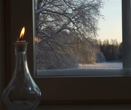 Before electric lights filled our homes and streets, a candle glowing in a window meant something far more than decoration. On long winter nights, especially in rural and farming communities, light was closely tied to survival. A single candle signaled warmth, safety, and welcome. For travelers on snowy roads or family members finishing chores after dark, that small glow meant home was near and someone was waiting. As Christmas approached, the meaning of that light grew. Candles placed in window