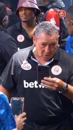 Watch: Barker soaks up Tanzanian street culture at ‘KwaMai-Mai’ spotSteve Barker is embracing life in Tanzania both on and off the pitch after recently visiting a popular street food hotspot likened to Johannesburg’s KwaMai-Mai.Currently in charge of Simba SC, Barker got a taste of local culture during a team-building outing in Dar es Salaam, where he and his squad visited the famous meat hub known as Zakhar Halava.Much like KwaMai-Mai in Joburg, the venue is a bustling attraction where locals a