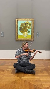 In Die Pinakotheken habe ich BUNTE.de mein Lieblingsbild gezeigt, es ist Vincent van Goghs „Zwölf Sonnenblumen in einer Vase“ 🌻. Als Hommage spiele ich für euch Claire de Lune von Claude Debussy. Im aktuellen Bunte-Magazin findet ihr mehr. | David Garrett