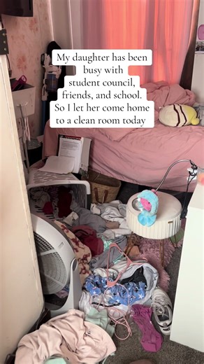 I can’t stand walking past my kids rooms and seeing it all dirty. I know she’s been stressed and super busy lately, so I did a lil sum sum for her . She does her own laundry tho 👏🤌 @mitabonitaxo #clean#cleantok#momstuff#cleaning#coquetteroom