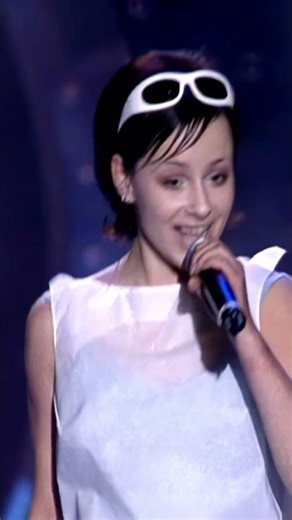 ...положи меня на ветер и закрой на миг мне веки...