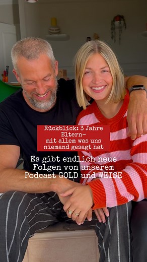 Charlotte Weise - family content & beachlife 🇪🇸 on Instagram: "Yeahhh🥳🥳Es gibt endlich wieder neue Folgen von unserem Podcast GOLD und WEISE auf Spotify! Wir reden super erlich und ungeschnitten über alles was uns bewegt! Die neue Folge ein Rückblick 3 Jahre Eltern- mit allem was uns niemand gesagt hat ist seit heute morgen online. Ab jetzt kommt wieder jeden Montag eine Folge um 7:30 Uhr online. Wir sprechen über das Elternsein, über Se*, über unsere Beziehung, über Streits, über unsere Ver