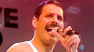 Queen - Bohemian Rhapsody - Radio Ga Ga (Live Aid 1985 Restoration Full HD) 1° Parte Te lo presentamos en esta versión restaurada con la más alta calidad de imagen y sonido. Posiblemente ningún otro concierto, ni disco, película o serie de televisión resumió mejor lo que fueron los ochenta que Live Aid, el evento musical que se celebró el 13 de julio de 1985, hace ahora 30 años, para combatir el hambre en Etiopía. En la década del glamour de las estrellas del pop, allí estaban todas. En los años