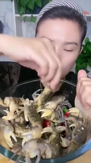 She’s Eating A Living Crab Alive 🦀 #ouch #mrkrabsmemes 😳😳 | Maurice Walker