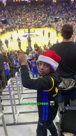 On Big Screen 📺⛹️‍♂️#shorts #shortsfeed GSW vs Suns #nba #stephencurry