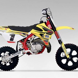 Cobra Moto pulls a big holeshot with the new CX50FWE - Factory Works Edition A “Game changer,” according to Cobra Moto President Sean Hilbert, the CX50FWE ups the ante across the board in amateur MX racing HILLSDALE, Mich., (Jan. 15, 2016) – Racers dream of having Mod class bike power in the Limited class. And in the 50cc class that’s now become a reality as Cobra Moto today launched the new American-made CX50FWE – Factory Work Edition – competition minicycle. “To say that the CX50FWE is going t