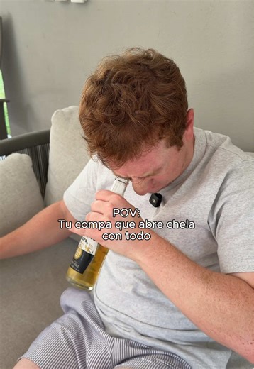 Amigo abre cervezas en fiesta🥂