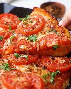 9.4K views · 188 reactions | RECIPE: https://feelgoodfoodie.net/recipe/cast-iron-pizza/ Cast Iron Pizza is an easy way to make homemade pizza with crispy golden edges and delicious chewy dough - made with an oven-safe skillet in just 30 minutes! | Feel Good Foodie | Facebook