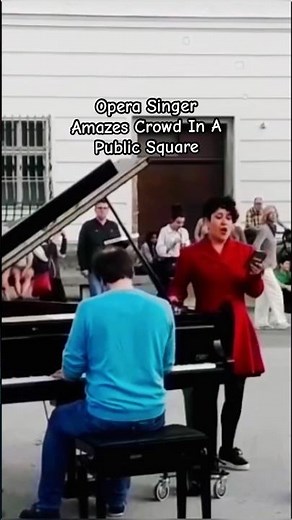 Opera Singer Performs „O Sole Mio“ | Public Piano