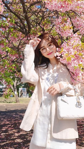 石井 里奈 ISHII RINA on Instagram: "代官山の西郷山公園の河津桜が満開でした🌸 河津桜見逃したなと思ってたから見れてよかった❣️ . jacket... @eaphi_official dress... @cielair skirt... @louisvuitton shoes... @zara bag... @dior glasses... @celine . #西郷山公園 #桜 #河津桜 #桜スポット #お花見 #花見 #cherryblossom #sakura #さくら #代官山 #daikanyama #春コーデ"