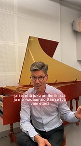 Juha Karvonen – Figaron häät -oopperan italian kielen valmentaja 🎭 Juha Karvosen tehtävänä on auttaa laulajia hiomaan ääntämystään niin, että avoimet ja suppeat vokaalit sekä laulutekstien rytmi istuvat täydellisesti musiikkiin ja näyttelemiseen. 🪄 "On hienoa nähdä, kun kaikki teoreettinen työ puhkeaa eloon lavalla." - Juha Juhan kokemus klassisen laulun ja fonetiikan opetuksesta näkyy hänen työssään myös harjoitusten aikana, joissa hän kuuntelee ja ohjaa laulajia parantamaan ilmaisuaan. ✨ ✨ T