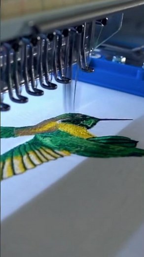 Bring your embroidery to life with this charming hummingbird design from the Legacy Design Kit 🧵✨