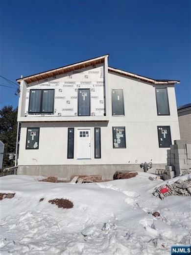 40 Franklin Ave, Fairview, NJ 07022 - MLS 26005106 - Coldwell Banker