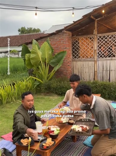 Buka puasa di angkringan dengan view sawah hijau ternyata seru juga, apalagi ada paket buka puasa hanya 16k udah kenyang ples sama minum. Tempatnya juga syahdu bisa untuk agenda bukber bareng keluarga, bareng do’i ataupun temen se kelas. 🏕️ Angkringan Damar Bumi ⏰ 10.00 - 24.00 💰 Start 16k ☎️ 0838-6709-7679 / 0812-5955-4056 📌 Jl. Blimbingsari barat sdn 1 watukebo, timur rth watukebo rogojampi ( arah mau ke bandara blimbingsari banyuwangi ) #angkringan #angkringandamarbumi #kulinerbanyuwangi #